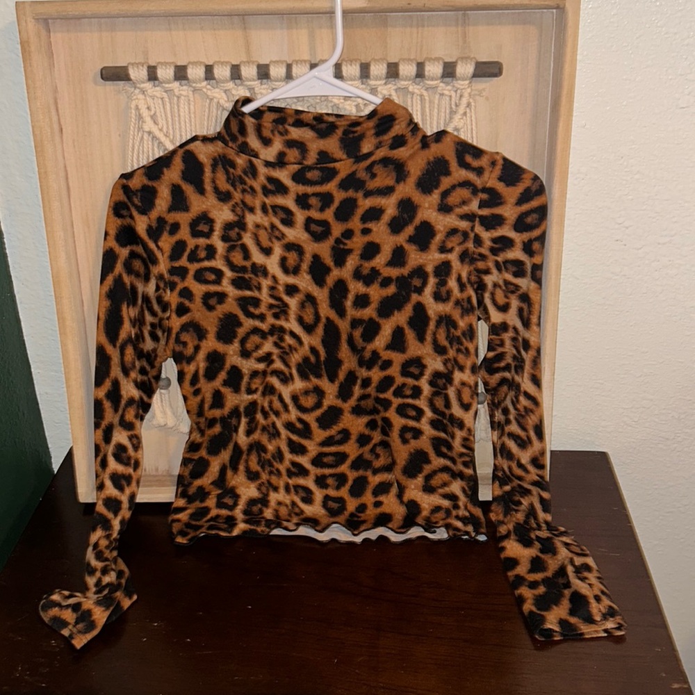 I’m selling this women’s long sleeve, cropped shirt.